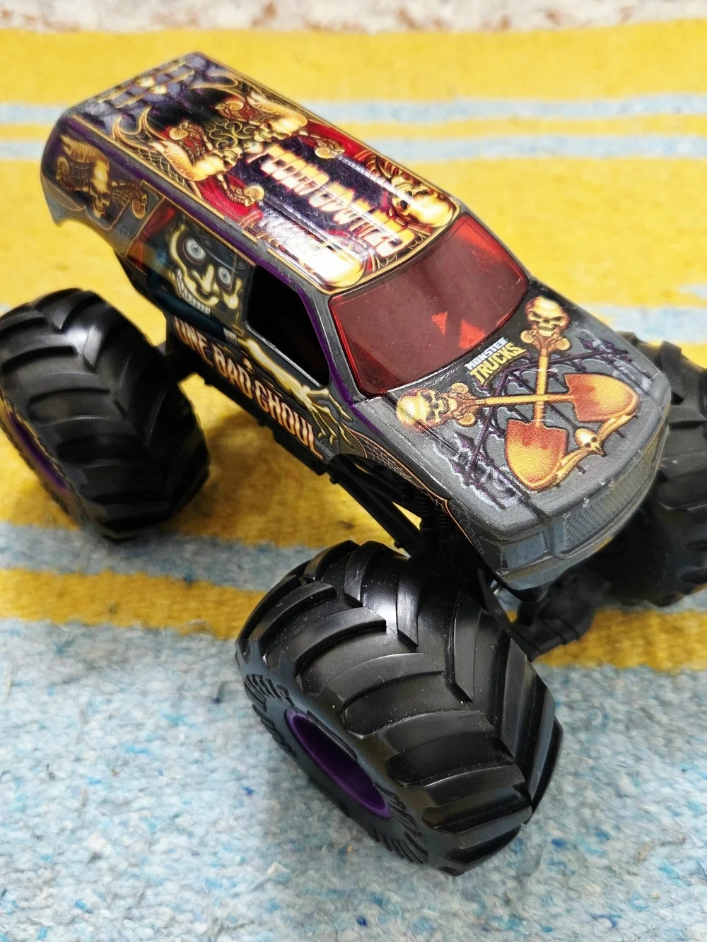 Hot Wheels Monster Trucks One Bad Ghoul 4x4 1:24